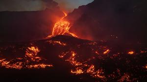 Luncuran Lava Cair Gunung Etna Membentuk Sungai Api Spektakuler