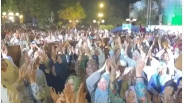 Puluhan ribu warga memadati pengajian Gus Iqdam di Balai Kota Surabaya. (Istimewa)