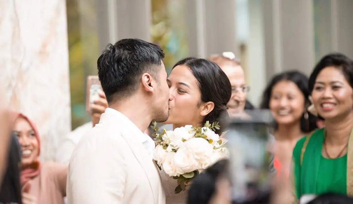Putri Marino menambahkan, bahwa penampilan dengan riasan sederhana tersebut juga mendapat dukungan dari suami, Chicco Jerikho. Sang suami juga tak menuntut berdandan tebal di pernikahannya. (Instagram/putrimarino)