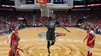 Bintang Warriors Draymond Green melakukan slam dunk saat Warriors kalahkan Pelicans di play-off NBA (AP)