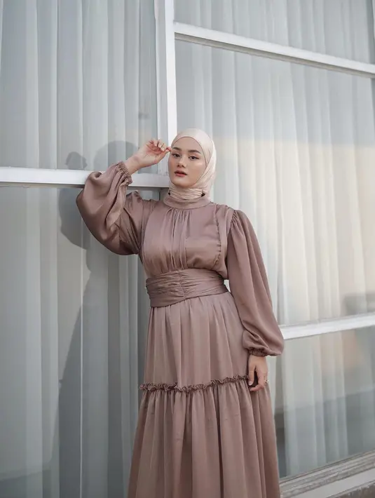 Dinda Hauw memberikan impresi gaya cottagecore aesthetic yang jadi tren dengan dress satin yang hadir dengan aksen lengan puffed dan ruffle yang manis. [@dindahw]