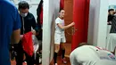 Pemain Spanyol Club Balonmano Albacete, Mireia Rodriguez (tengah) memasuki ruang ganti pria sebelum pertandingan pertamanya melawan Cabanillas di Albacete pada 6 November 2021. Mireia Rodriguez adalah wanita pertama yang bergabung dengan tim bola tangan pria profesional. (GABRIEL BOUYS / AFP)