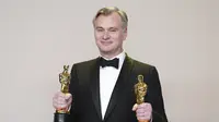 Christopher Nolan Akhirnya Menang Piala Oscar Sutradara Terbaik Berkat Oppenheimer. Kali pertama ia dinominasikan lewat film Memento pada tahun 2002. (Foto: Jordan Strauss/Invision/AP)