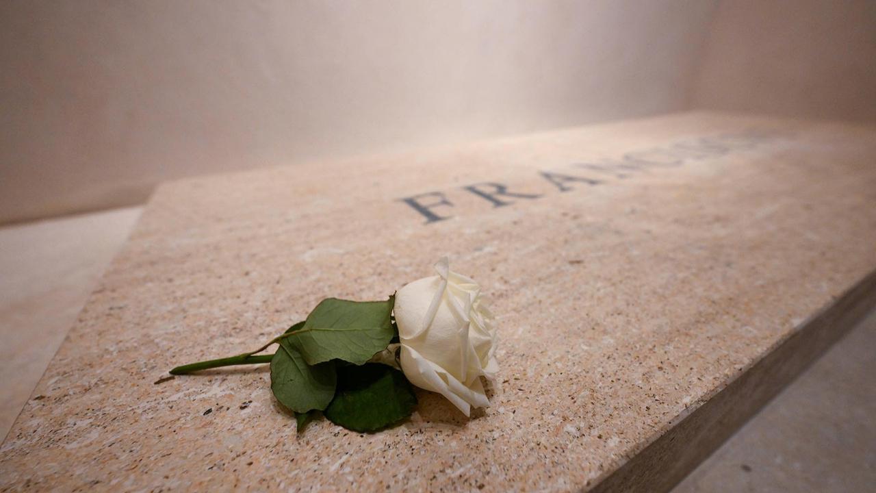FOTO: Antrian Warga untuk  Berdoa di  Makam Paus Fransiskus