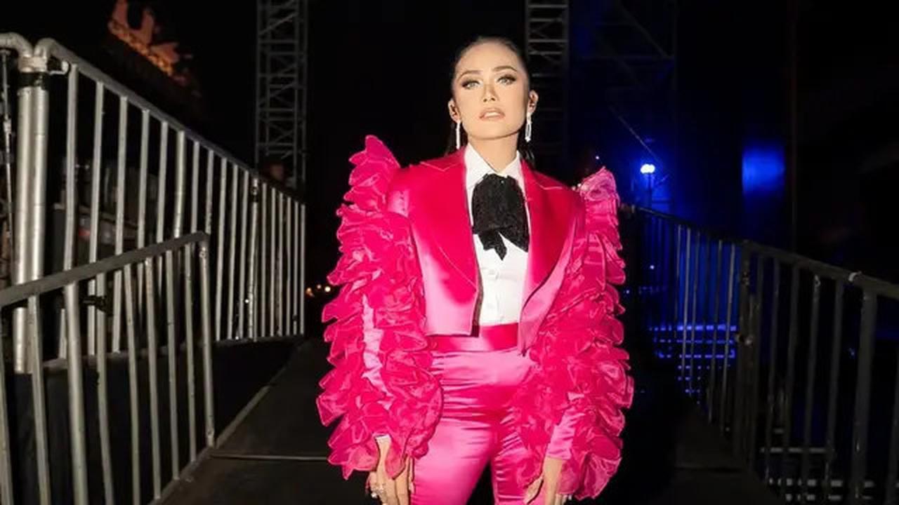 Gebrak Java Jazz Festival, Krisdayanti Tampil Enerjik dengan Busana Retro Bernuansa Fuschia