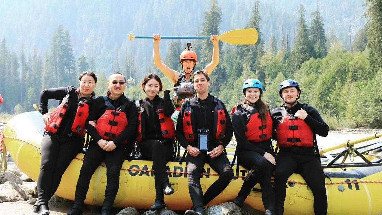 "Rafting di squamish river dengan jarak sekitar 16 km & suhu air 2-4 derajat celcius.. seru bgt! If its not risky, what's the fun?"