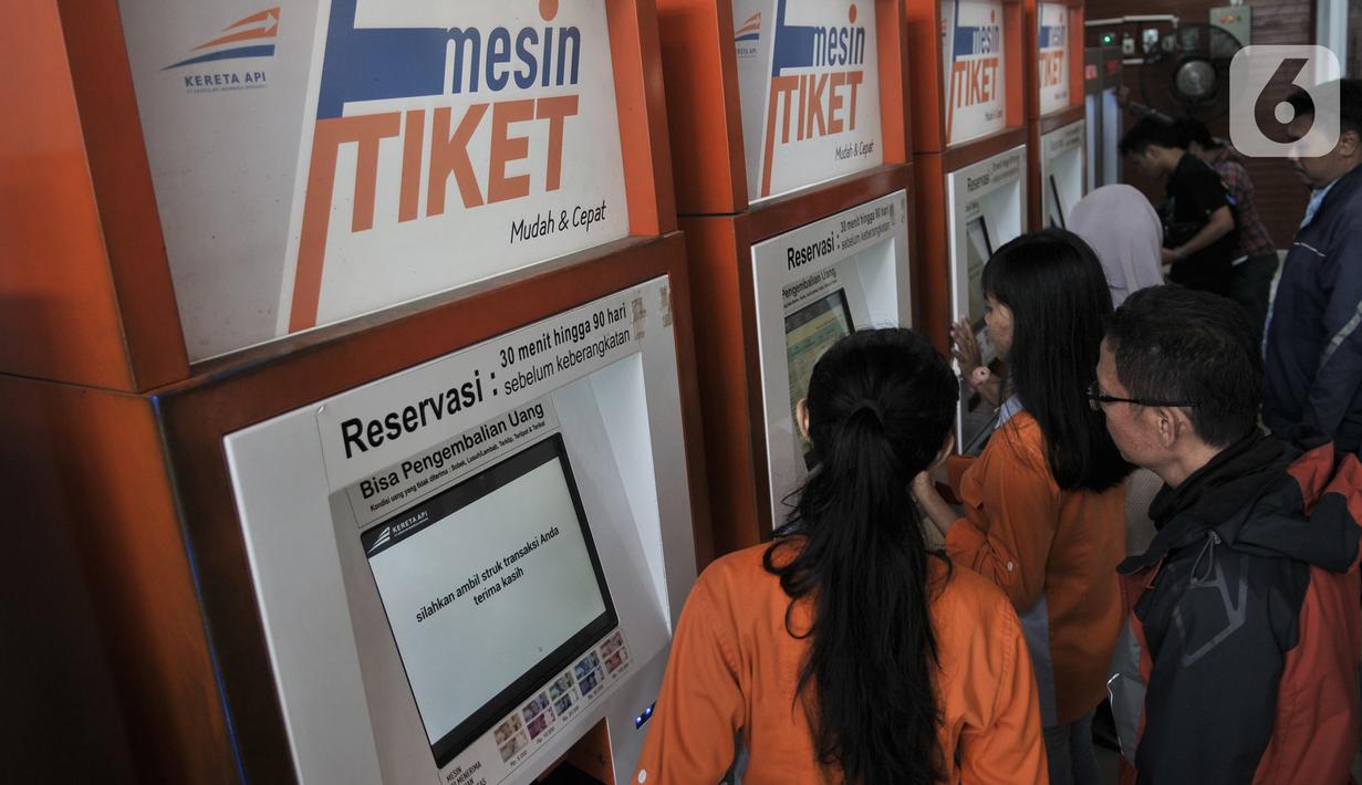 Calon penumpang membeli tiket kereta Mudik Lebaran 2020 melalui mesin E-Kios di Stasiun Pasar Senen, Jakarta, Senin (17/2/2020). PT Kereta Api Indonesia resmi membuka penjualan tiket Mudik Lebaran 2020 mulai 14 Februari 2020. (merdeka.com/Iqbal Nugroho)