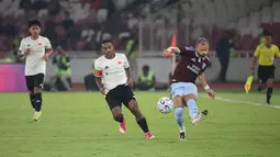 Gelandang Aston Villa berebut bola dengan gelandang Indonesia All Stars pada laga uji coba internasional di Stadion Utama Gelora Bung Karno (SUGBK), Jakarta, Sabtu (1/8/2026). Aston Villa menang 3-1 atas Indonesia All Stars dalam pertandingan yang menjadi bagian dari tur pramusim klub Liga Inggris tersebut di Asia. (KLY/Budy Santoso)
