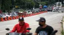 Kondisi lalu lintas di Jalan Raya Sawangan, Depok, Jawa Barat, Sabtu (28/11/2020). Pelaksanaan pembebasan lahan dan pembangunan jalan nasional tersebut akan dikerjakan Kementerian Pekerjaan Umum dan Perumahan Rakyat (PUPR). (Liputan6.com/Immanuel Antonius)