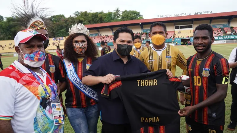 Menteri BUMN Erick Thohir menonton secara langsung pertandingan sepak boleh putra PON XX Papua pada Minggu (3/10/2021). (Dok Istimewa)