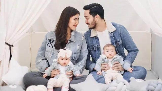 Bertema Denim, Ini 5 Gaya Pemotretan Terbaru Keluarga Syahnaz Sadiqah