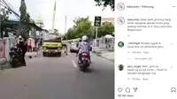 Sebuah video memperlihatkan detik-detik sebuah tiang listrik menimpa mobil yang sedang melintas di jalan. (@fakta.indo).