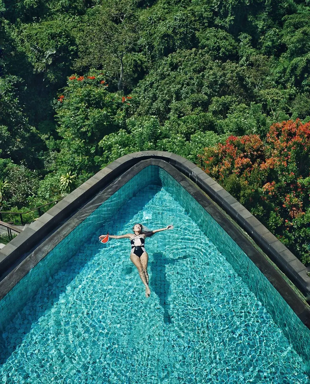 Gak musti mengapung diatas air laut saja, sata berada di kolam renang pun dengan gaya mengapung bikin hasil foto yang keren abis. (sumber foto: @marischkaprue/instagram)