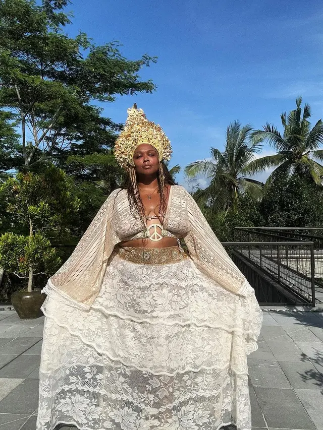 Gaya Penyanyi Amerika Lizzo Liburan di Bali, Melokal Pakai Aksesoris Gelungan