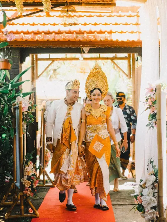 Pasangan ini juga sempat mengenakan pakaian adat bernuansa emas dan putih [@govindarumiandfriends]