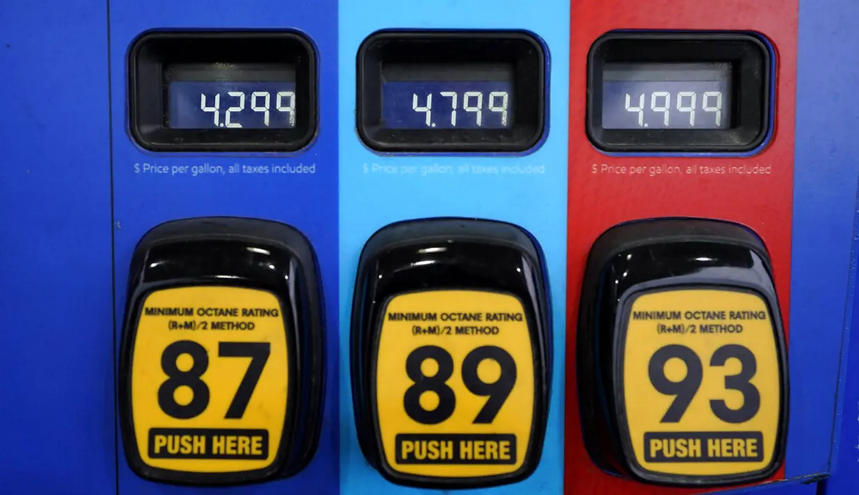 Harga bensin terlihat di sebuah pompa bensin di Needham, Massachusetts, Amerika Serikat, 7 Maret 2022. Harga bensin AS menembus USD 4 per galon atau naik ke level tertinggi sejak Juli 2008 imbas sanksi global atas Rusia karena menyerang Ukraina. (AP Photo/Steven Senne)