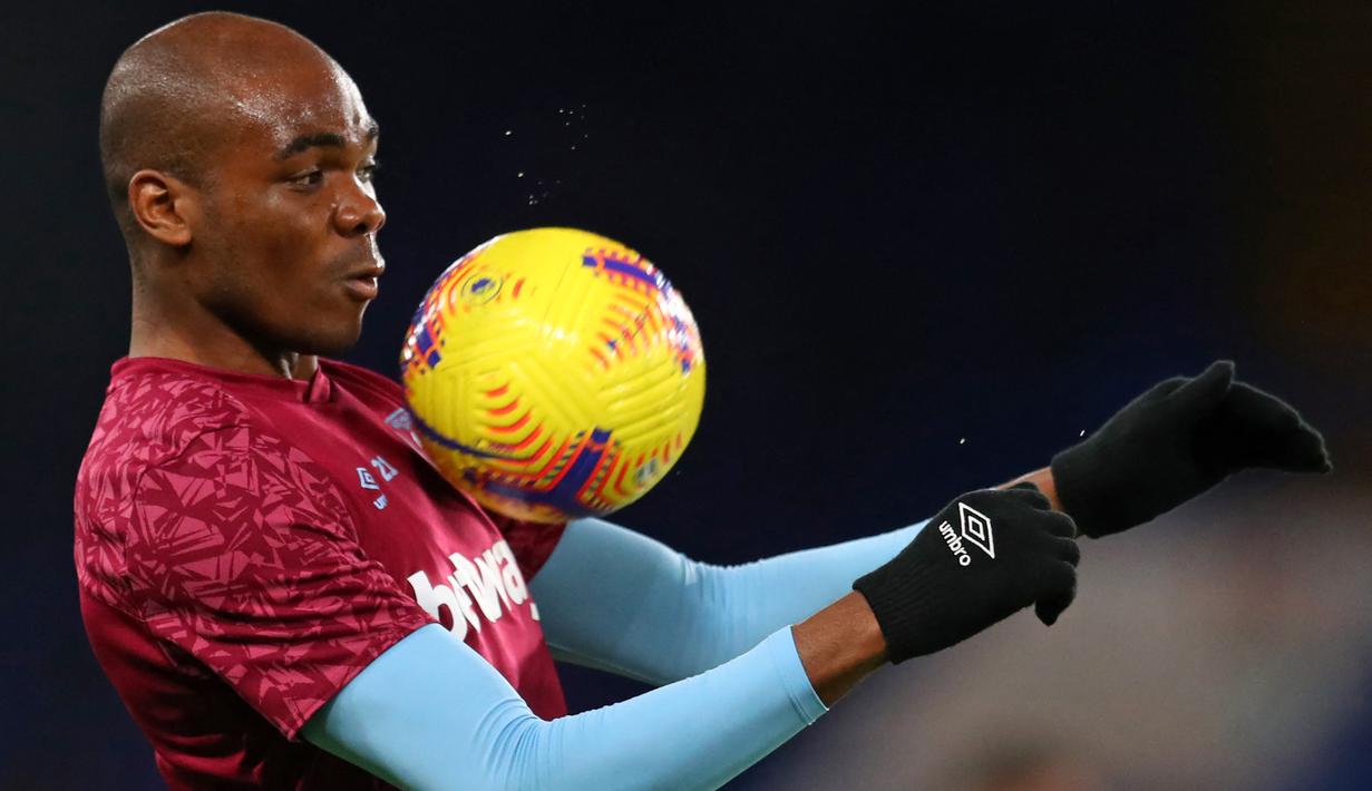 Dalam beberapa musim terakhir, West Ham United menjelma menjadi tim kuda hitam di Liga Inggris. Komposisi pemain yang tepat menjadi senjata ampuh pasukan besutan David Moyes yang kerap merepotkan tim-tim elite Premier League. Demi meningkatkan performa The Hammers, manajemen klub mendatangkan beberapa pemain berkualitas di bursa transfer musim panas 2022/2023, termasuk pemain Italia, Gianluca Scamacca yang direkrut dari Sassuolo. Sebelumnya, West Ham juga sempat mendatangkan beberapa pemain asal Italia. Berikut 5 pemain asal Italia terakhir yang pernah didatangkan West Ham United. (AFP/Pool/Catherine Ivill)