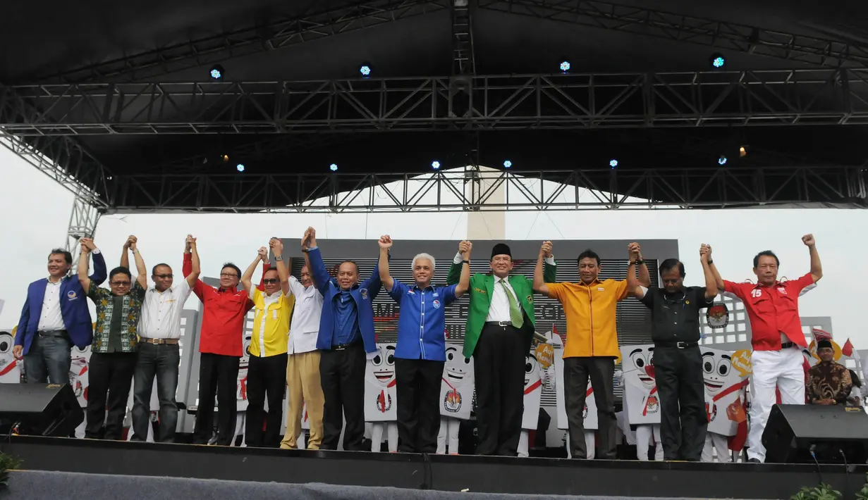 Para pemimpin partai peserta pemilu 2014 tampak saling bergandengan tangan menyambut kampanye berintegritas (Liputan6.com/Herman Zakharia).