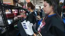Seorang jastiper memeriksa produk sepatu sebelum membelinya dalam sesi berburu diskon Imperfect Sale 2026 di Blok M Square, Jakarta, Jumat (30/10/2026). Ketelitian diperlukan agar barang yang dipilih sesuai dengan daftar pesanan pelanggan. (KLY/Budy Santoso)