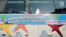 Pemudik melambaikan tangan saat mengikuti Mudik Bareng BRI di kawasan Senayan, Jakarta, Selasa (28/5/2019). Peserta Mudik Bareng BRI tahun ini yang mencapai 15 ribu orang naik dibandingkan tahun sebelumnya yakni 12 ribu peserta. (Liputan6.com/Pool/BRI)