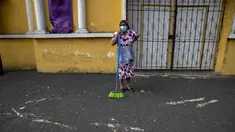 Lidia Esperanza Guzman beristirahat disela menyapu abu vulkanik dari beranda Gereja Katolik saat terjadi letusan Gunung Pacaya di San Francisco De Sales, Guatemala, Selasa (23/3/2021). Pergantian arah angin membuat abu yang berasal dari erupsi Gunung Pacaya menyelimuti Guatemala City. (AP Photo/Mois