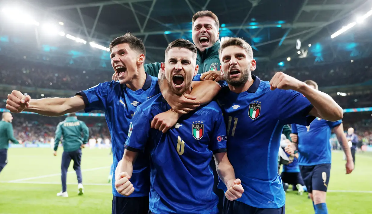 Timnas Italia berhasil mengunci satu tempat di final Euro 2020 usai menumbangkan Spanyol lewat drama adu penalti. Jorginho yang menjadi penendang terakhir sukses memastikan kemenangan setelah tendangannya gagal diadang Unai Simon. (Foto/AFP/Carl Recine/Pool)