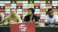 Pelatih Persib Bandung, Dejan Antonic saat memberikan keterangan kepada media usai kalah dari Bhayangkara Surabaya United pada lanjutan Torabika Soccer Championship 2016 di Stadion Delta Sidoarjo, Sabtu (11/6/2016). (Bola.com/Nicklas Hanoatubun)