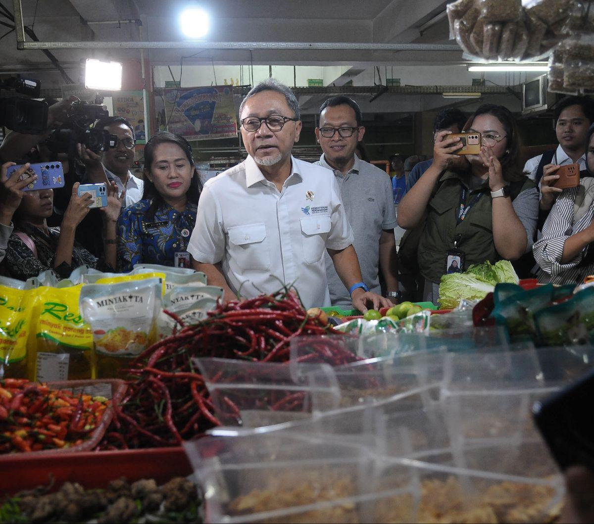 Menteri Perdagangan (Mendag) Zulkifli Hasan atau Zulhas berbincang dengan pedagang saat meninjau sejumlah kios di Pasar Kramat Jati, di Jakarta, Jumat (15/3/2024). Kunjungan tersebut dilakukan Zulhas untuk memastikan  ketersediaan bahan pangan selama Rama