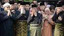 Muhyiddin Yassin (tengah) berdoa sebelum upacara pelantikannya sebagai Perdana Menteri Malaysia di Istana Negara, Kuala Lumpur, Minggu (1/3/2020). Berdasarkan hukum Malaysia, Raja Malaysia berada di atas undang-undang. (NAZRI RAPAAI/AFP/MALAYSIA'S DEPARTMENT OF INFORMATION)