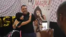 Bintang Porno Jepang, Marica berpose dengan penggemarnya dalam acara tahunan 'AdultCon' - Adult Entertainment Convention di Los Angeles, California, AS ( 24/9). Acara ini berlangsung selama tiga hari. (AFP Photo/Mark Ralston)