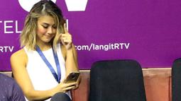 Agnes Monica melakukan Foto Selfie sebelum laga IBL antara Stadium Jakarta vs CLS Knight di Hall A Senayan, Jakarta, Rabu (13/1/2016). (Bola.com/NIcklas Hanoatubun)
