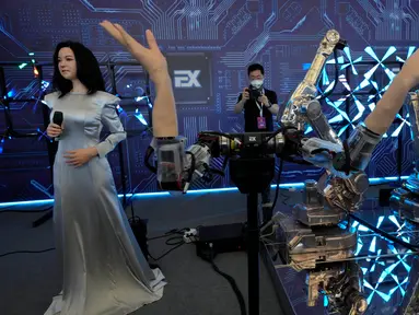 Robot-robot yang bisa bernyanyi dan melambai diperlihatkan saat Konferensi Robot Dunia di Yichuang International Conference and Exhibition Centre, Beijing, China, 19 Agustus 2022. (AP Photo/Ng Han Guan)
