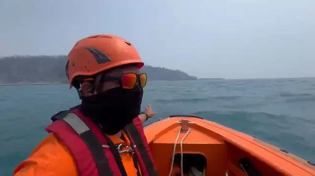 Pencarian 5 Jurnalis Hilang Kontak, Tim SAR Kembali Temukan 2 Life Jacket dan Helm Proyek