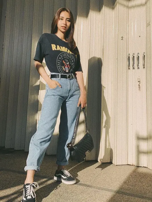 Kekasih Joshua Suherman ini mengenakan kaos hitam yang dipadukan dengan celana jeans dan sneakers hitam di salah satu unggahannya di Instagram. (Liputan6.com/IG/@clairineclay)