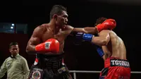 Petinju Indonesia Hebi Marapu (kiri) gagal menambah koleksi sabuk juaranya setelah memetik hasil imbang dalam pertarungan perebutan sabuk juara kelas ringan IBA Intercontinental kontra Al Toyogon di ajang Johor International Boxing Championship pada Minggu (25/12/2022) malam. (Istimewa)