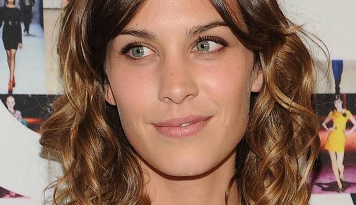 10 Inspirasi Rambut  Berwarna Gelap  Paling Ngehits Tahun 