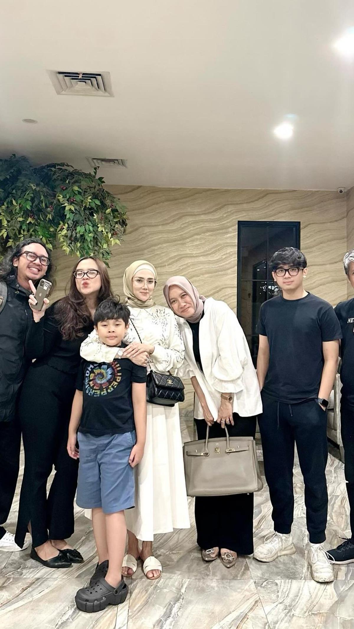 Momen hangat selalu terabadikan dari kebersamaan Mulan Jameela dengan keluarga mantan suami.&nbsp;