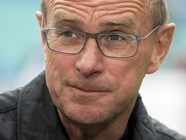 Ralf Rangnick resmi ditunjuk sebagai pelatih Manchester United pada 26 November 2021 lalu. Tak hanya ahli taktik, penggagas gegenpressing tersebut juga ternyata beberapa kali pernah menerbitkan pemain bintang. Berikut 5 pemain top polesan Ralf Rangnick. (AFP/Odd Andersen)