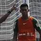 Pelatih kiper Timnas Indonesia U-22, Hendro Kartiko, memberikan instruksi saat latihan di Lapangan ABC Senayan, Jakarta, Selasa (8/1). Latihan ini merupakan persiapan jelang Piala AFF U-22. (Bola.com/Vitalis Yogi Trisna)