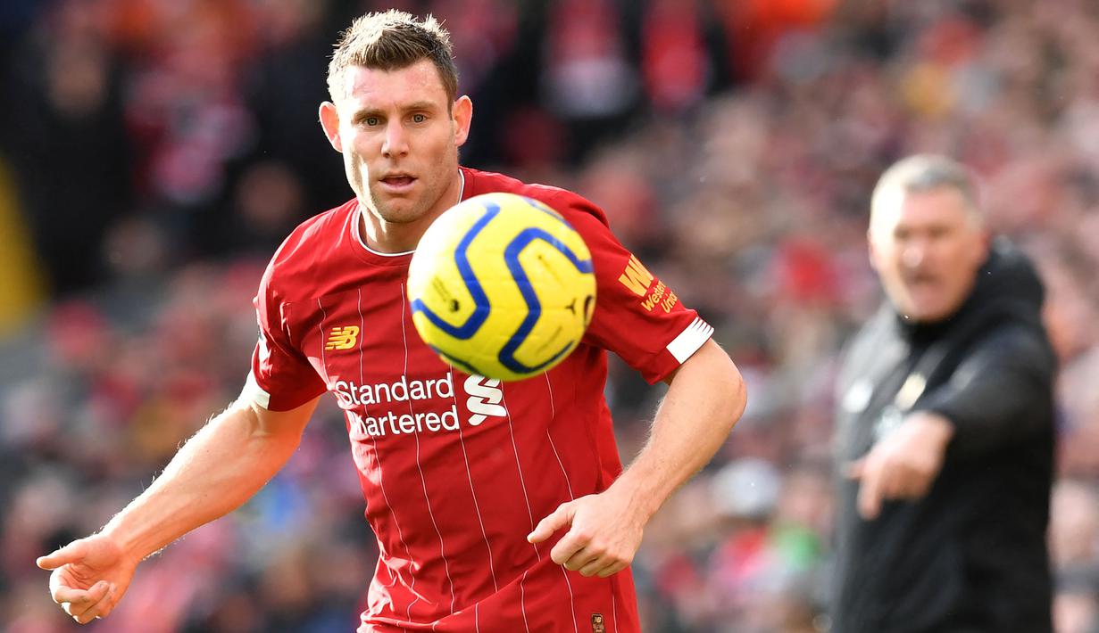 Sama seperti Young, James Milner juga mampu beramain di 11 posisi bersama Liverpool. Ia mampu menjalankan tugas sebagai bek kiri dan kanan, sayap kiri dan kanan, penyerang sayap kiri dan kanan, penyerang lubang, sriker, gelandang serang, gelanang tengah, hingga gelandang bertahan. (AFP/Paul Ellis)