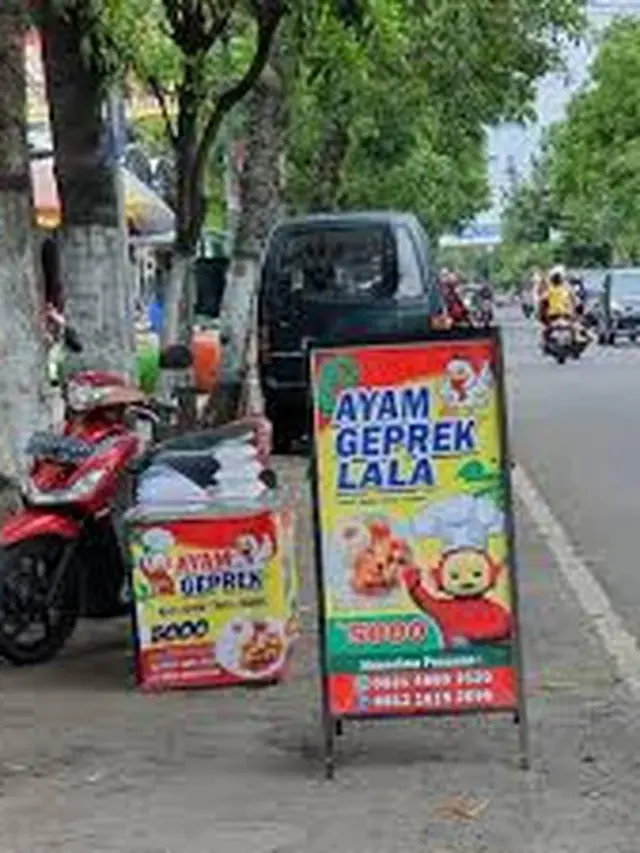 6 Spanduk Ayam Geprek Ini Kelewat Unik, Pembeli Tepuk Jidat