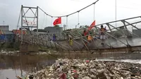 Ngeri... Jembatan di Grogol Nyaris Ambruk Masih Dilintasi Bocah