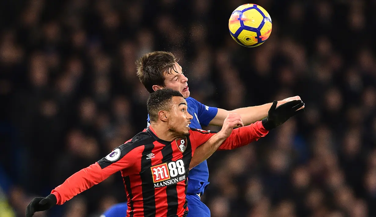 Gelandang Bournemouth, Junior Stanislas dan bek Chelsea, Cesar Azpilicueta berebut bola pada laga pekan ke-25 Premier League 2017-2018 di Stamford Bridge, Rabu (31/1). Bermain di kandang sendiri, Chelsea secara mengejutkan kalah telak 0-3. (Glyn KIRK/AFP)