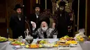 Yahudi ultraortodoks dari dinasti Parmishlan Hasidic merayakan pesta Tu Bishvat di Kota Bnei Brak, Israel, Senin (21/1). Tu Bishvat dikenal juga sebagai Tahun Baru Pohon. (AP Photo/Oded Balilty)