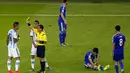 Pemain belakang Argentina, Marcos Rojo (kiri) harus menerima kartu kuning akibat melanggar Mensur Mujdza (kedua dari kanan) di laga penyisihan Piala Dunia 2014 Grup F di Estadio do Maracana, Rio de Janeiro, Brasil, (16/6/2014). (AFP PHOTO/Ricardo Moraes) 
