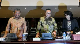 Ketua MPR Zulkifli Hasan (tengah) bersama Kepala Biro Persidangan MPR Muhammad Rizal  dan Ketua Dewan Pembina Kontras Suciwati bersiap memulai kegiatan Sosialisasi Empat Pilar di Gedung Nusantara V DPR RI, Jakarta, Jumat (13/11) (Liputan6.com/Johan Tallo)