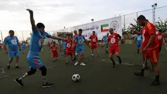 Warga Irak yang kehilangan sebagian anggota tubuhnya bermain sepak bola di Arbil, Irak utara (7/5). Mereka kehilangan sebagian anggota tubuhnya akibat peperangan antara pasukan pemerintah dan ISIS. (AFP/Safin Hamed)