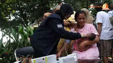 Selain anak-anak, balita pun ikut diperiksa kondisinya untuk memastikan kesehatannya akibat peristiwa penggerebekan teroris (Liputan6.com/Andrian M Tunay)