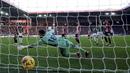 Kiper Sheffiled United, Wes Foderingham gagal menghalau bola tendangan pemain Brighton, Simon Adingra pada laga lanjutan Liga Inggris 2023/2024 di Bramall Lane stadium, Sheffield, Inggris, Minggu (19/02/2024). (AP Photo/PA/Nick Potts)