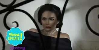 Krisdayanti melihat ada minat musik pada anaknya, Ariannha Amora Lemos. Saat merilis single internasional, Amora suka dengan lagu yang Krisdayanti bawakan.